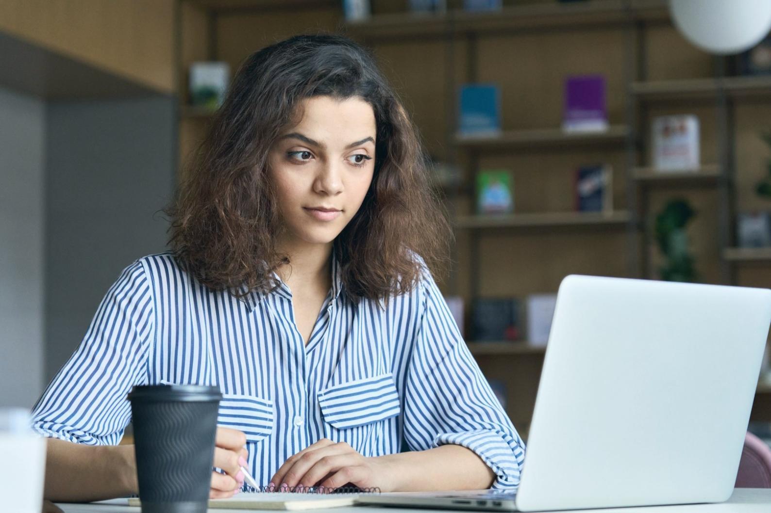 Teilnehmer während einer Workshop-Sitzung im Meralivonex-Lernraum